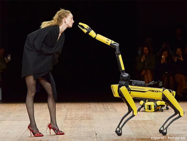 犬型ロボットがついにランウェイデビュー。ファッションショーでモデルと共演