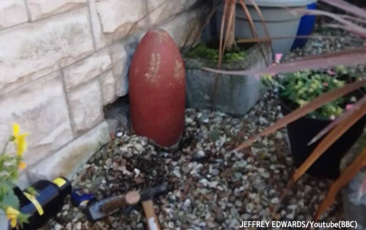 庭に飾っていた置物は本物の砲弾だったno title