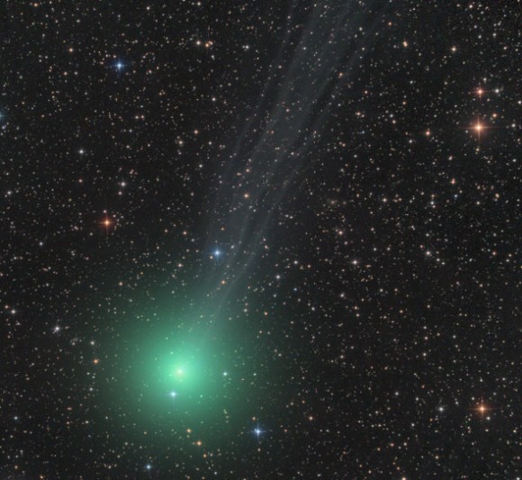 宇宙からのお年玉キター 1月7日 緑色の彗星 ラブジョイ が地球に最大接近 肉眼でも観測可能に 次のチャンスは8000年後 カラパイア 宇宙からのお年玉キター 1月7日 緑色の彗星 ラブジョイ が地球に最大接近 肉眼でも観測可能に 次のチャンスは8000年後 カラパイア