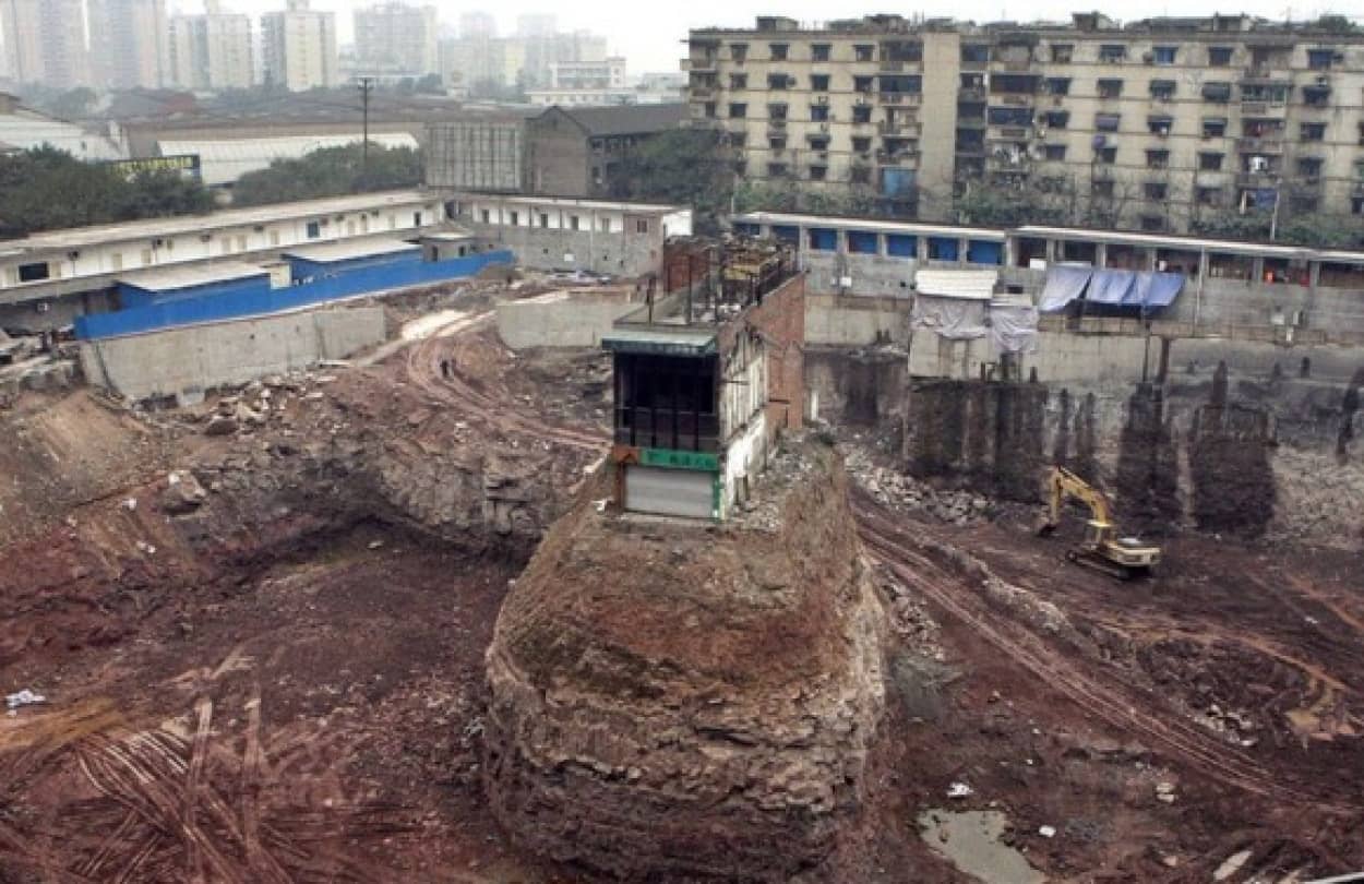 陸の孤島 土地開発に抵抗し1軒だけ取り残された中国のネイルハウス 釘子戸 カラパイア 陸の孤島 土地開発に抵抗し1軒だけ取り残された中国のネイルハウス 釘子戸 カラパイア