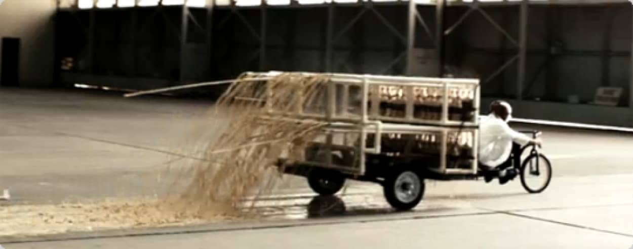 108本のコーラと648個のメントスの動力でロケットカーを走らせて見た３d映像 カラパイア