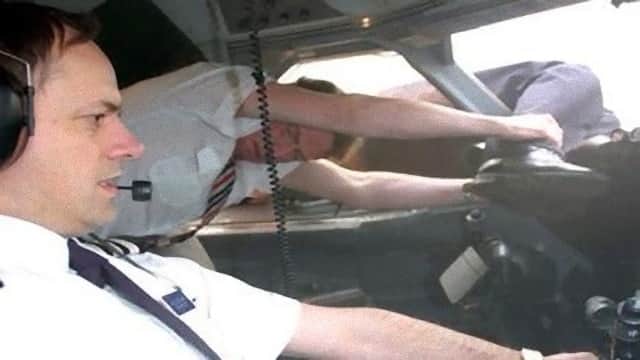 機長の体が窓ガラスの外へ吸い出されるも全員無事。本当にあった航空機不時着事故
