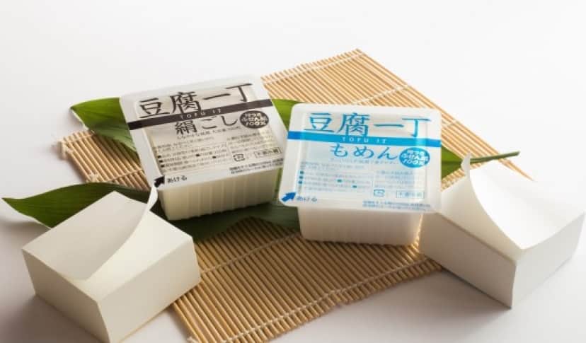 チューブわさびで豆腐に字を書く 何言ってるんだかわからないだろうがつまりはこういうことだ そっくり文具です カラパイア