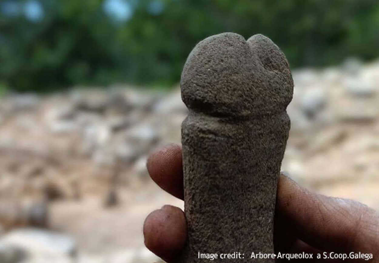 スペインで発掘された中世のイチモツ型石器は、武器を研ぐのに使用されていた
