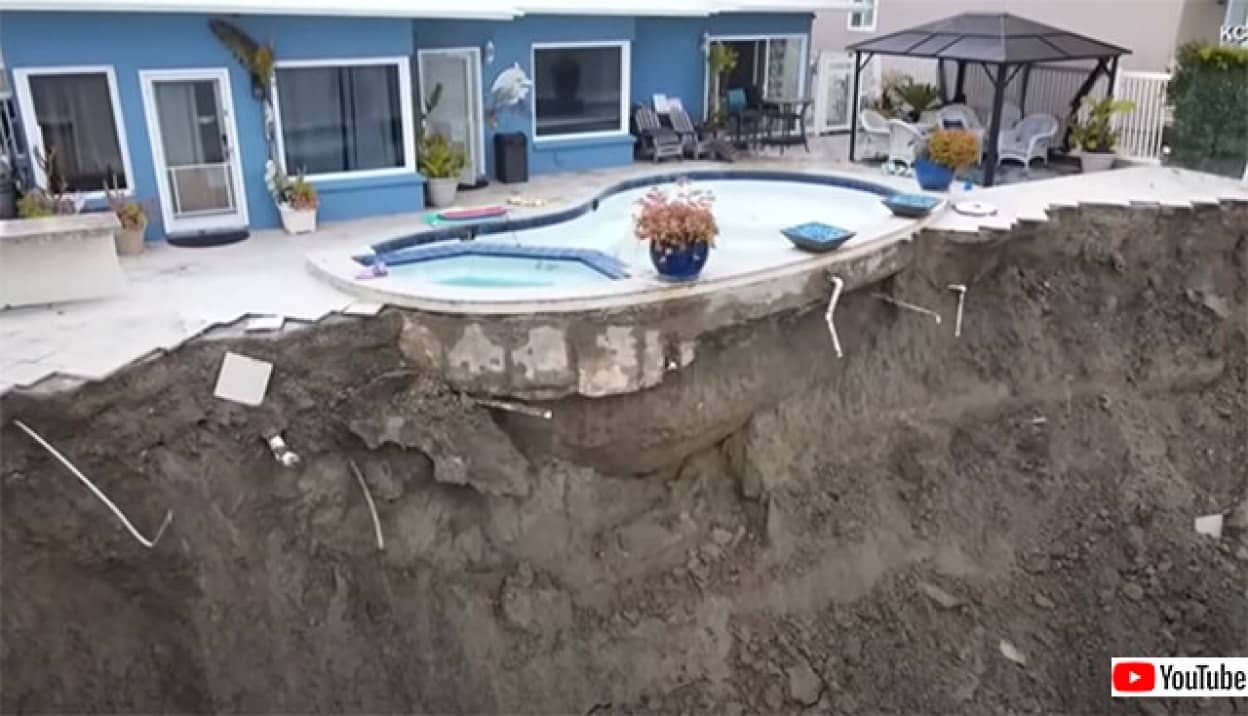 地滑りでギリギリ踏みとどまったプール