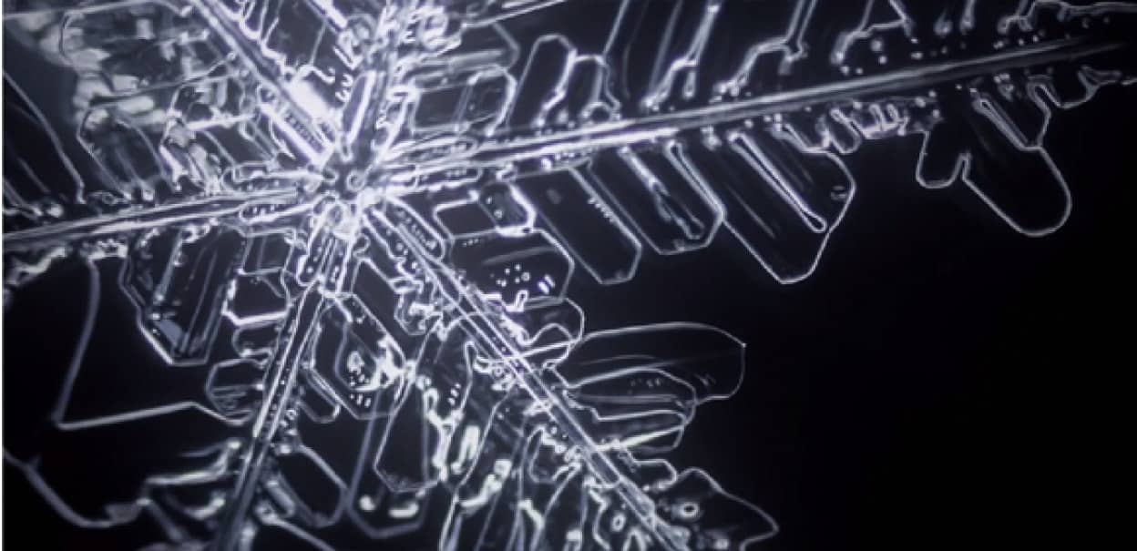 繊細な美しさと儚さ。雪の結晶ができるまでを顕微鏡で撮影した高画質