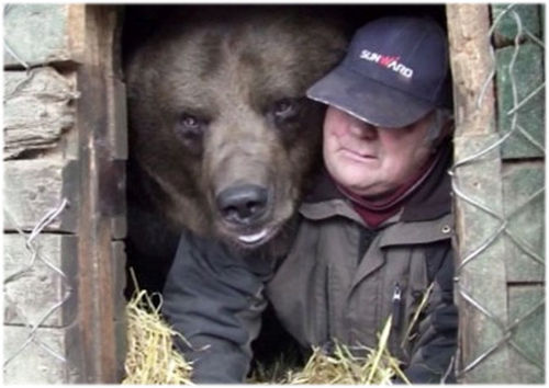 飼育員のおじさんと離れられなくて冬眠することを拒んでいるクマ フィンランド カラパイア