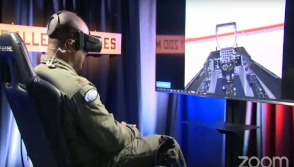 AIと人間パイロットが空中戦シミュレーションバトル"
