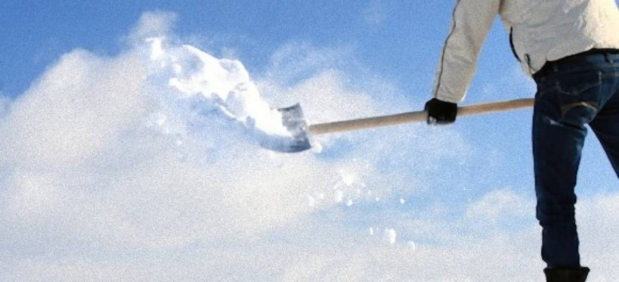ちょっと待て 雪かきに潜む死の危険性 慣れない雪かきは心臓発作の原因となる 特に55歳以上は要注意 カラパイア ちょっと待て 雪かきに潜む死の危険性 慣れない雪かきは心臓発作の原因となる 特に55歳以上は要注意 カラパイア