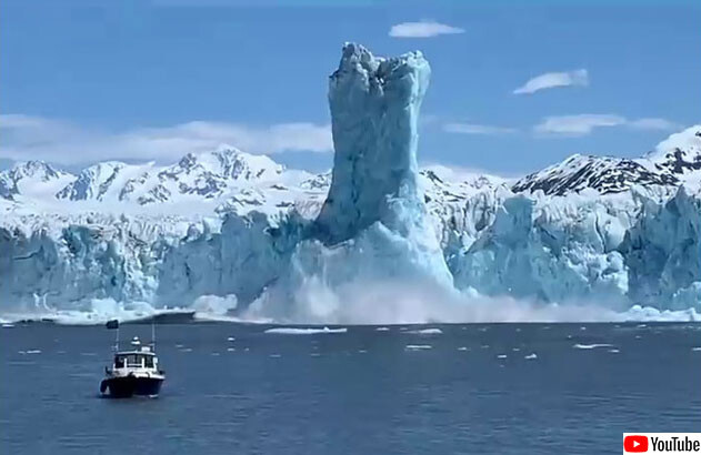 氷河が崩落し巨大な氷柱が立つ瞬間を記録した映像