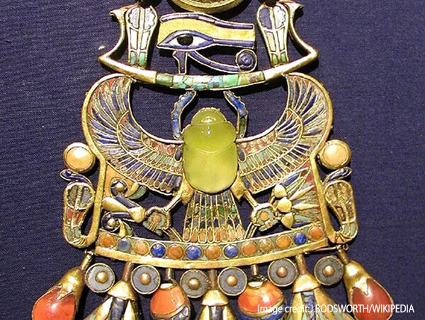 ツタンカーメン王の胸飾りのスカラベに隠された宇宙とのつながり