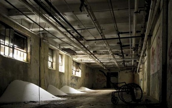 news_inside_abandoned_insane_asylum_03