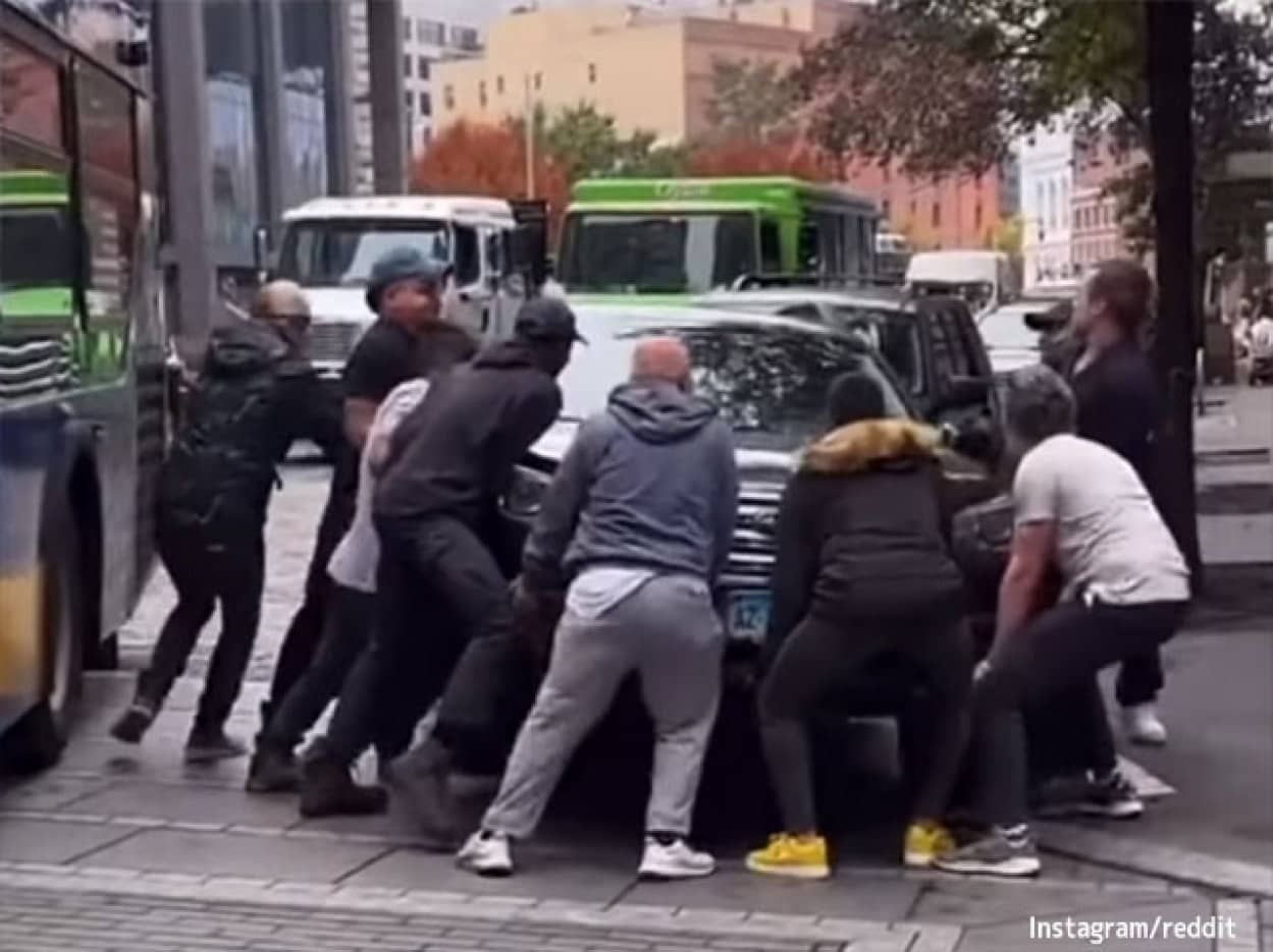 バスの運行を妨げる車を協力して移動させるニューヨークの人々