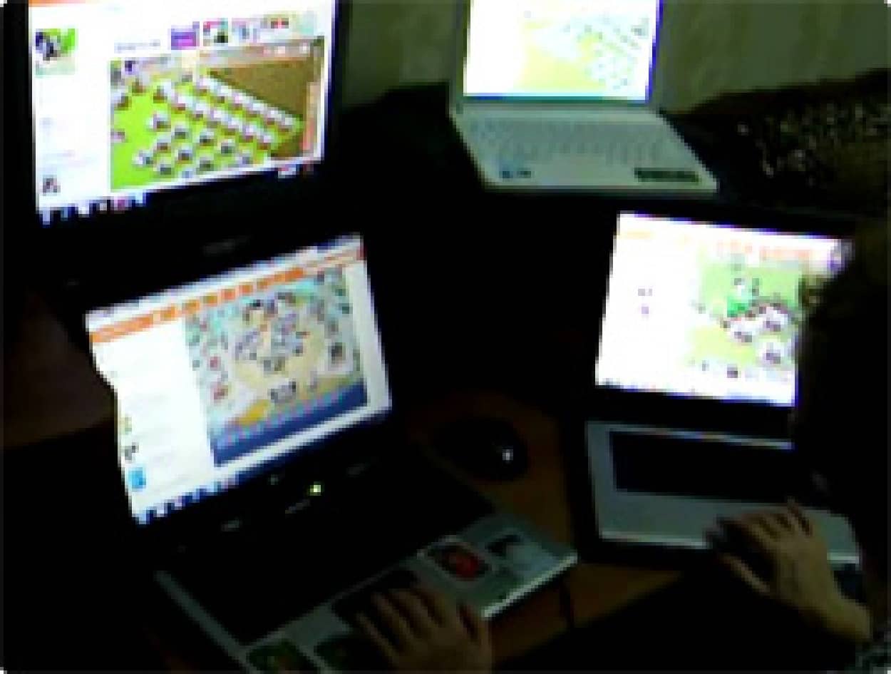 動画 ネットゲーム Farmville にはまった母親 ４つのパソコンを同時にプレイ カラパイア
