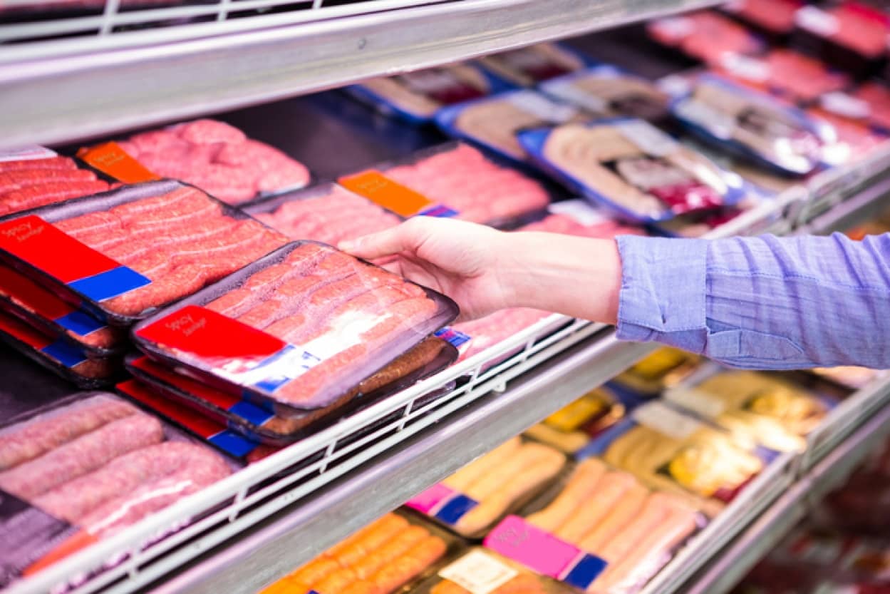 スーパーの店員が肉のパックを床に置いていたことに驚いた女性がSNSに投稿し物議