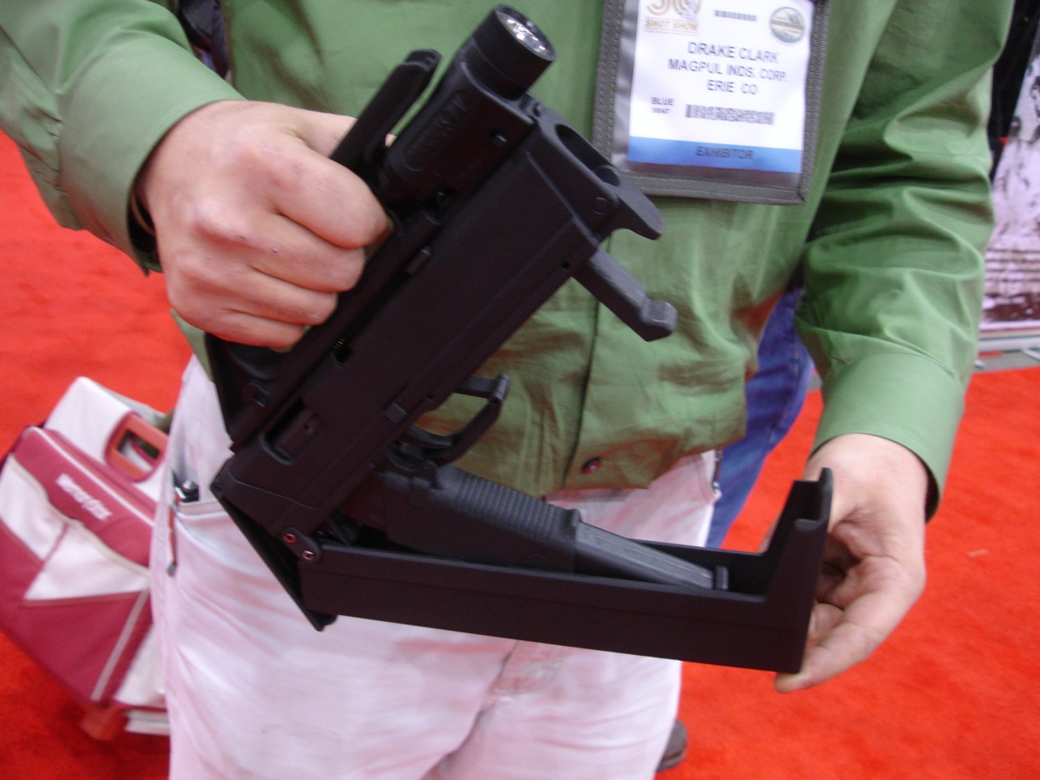 コンパクトに折りたためる懐中電灯付きサブマシンガン Fmg 9 カラパイア