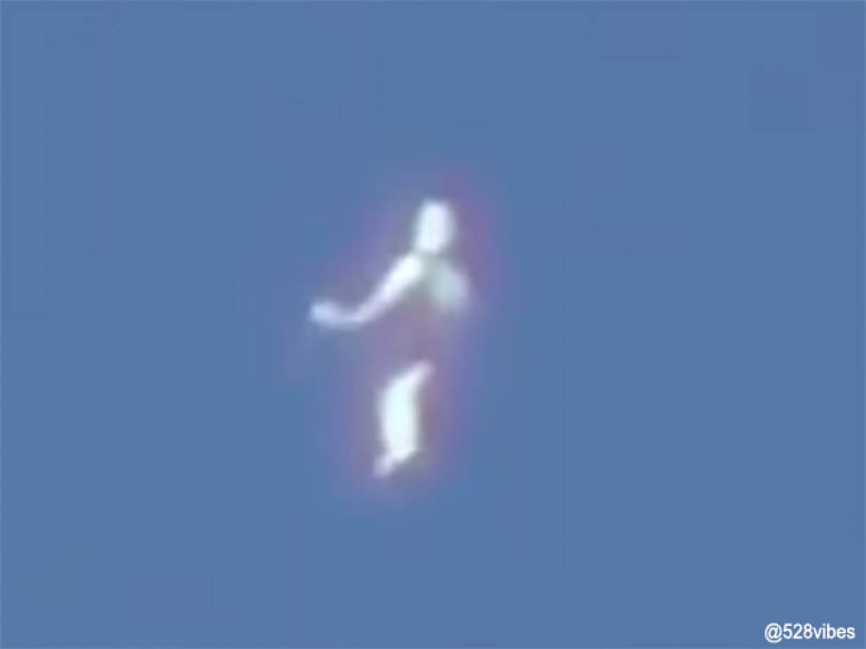 ヒトガタの白い物体がカリフォルニアの上空に出没