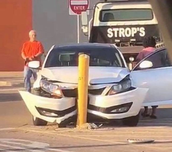 カークラッシャーの異名を持つ駐車場のポール