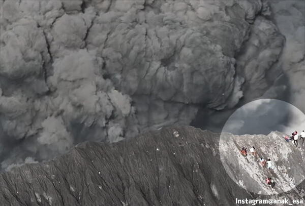 インドネシアの火山が突如噴火、2400mの噴煙から登山者らが危機一髪で逃げきる