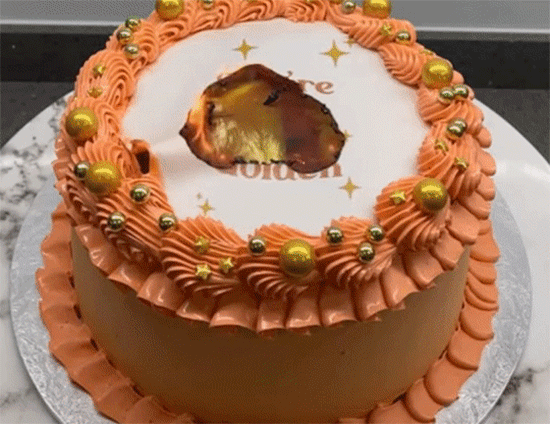 表面に火をつけると別の絵柄が現れるバーン・アウェイ・ケーキ
