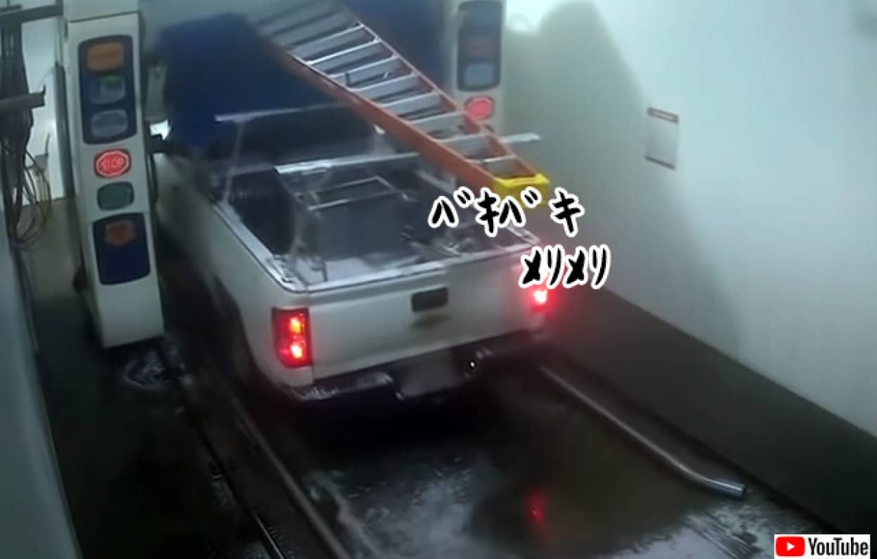 自動洗車機でハシゴを積んだトラックを洗う