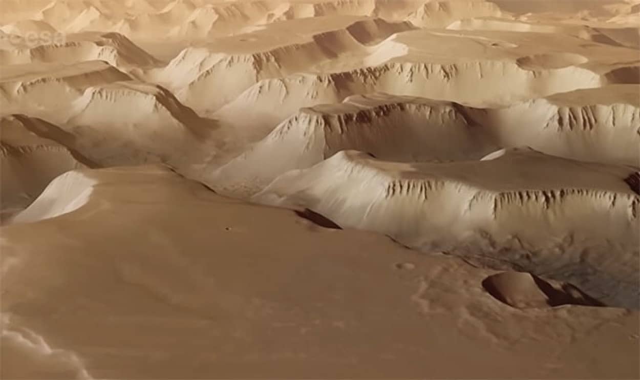 火星に広がるマリネリス峡谷「夜の迷宮」の壮大な景色を巡る映像