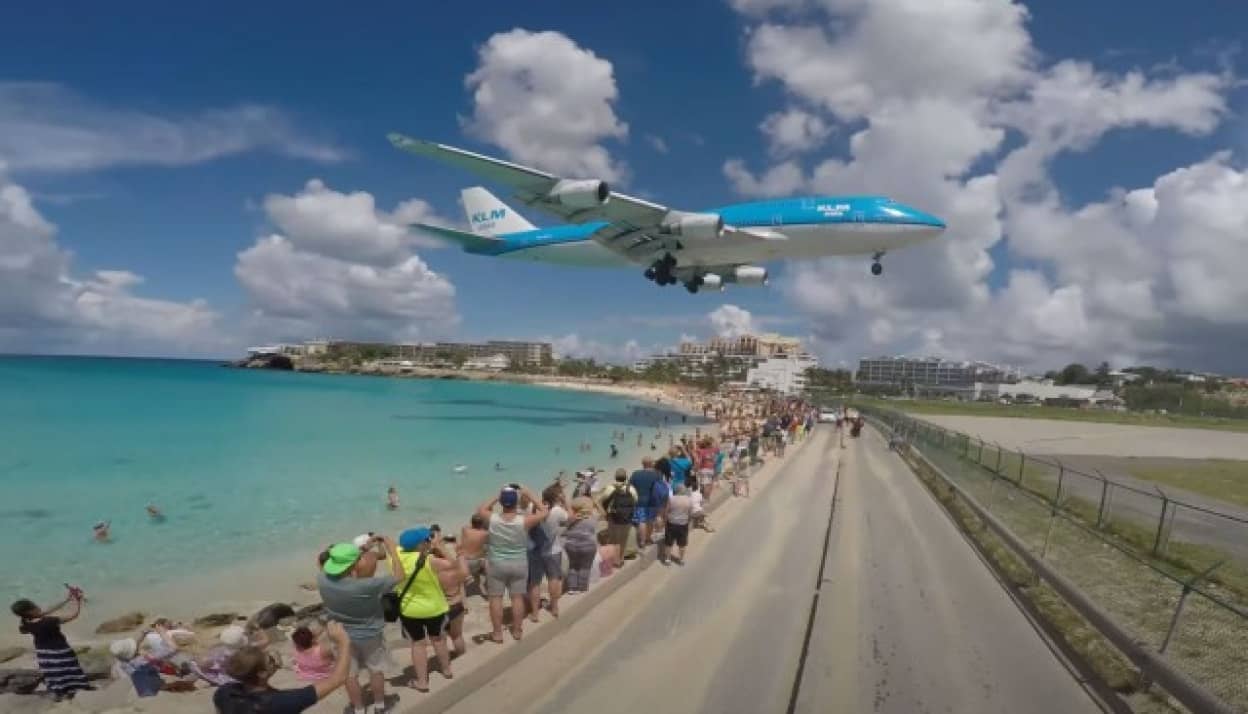 頭上スレスレの迫力 セント マーチン島名物の低空で飛ぶ飛行機の高画質映像まとめ カラパイア