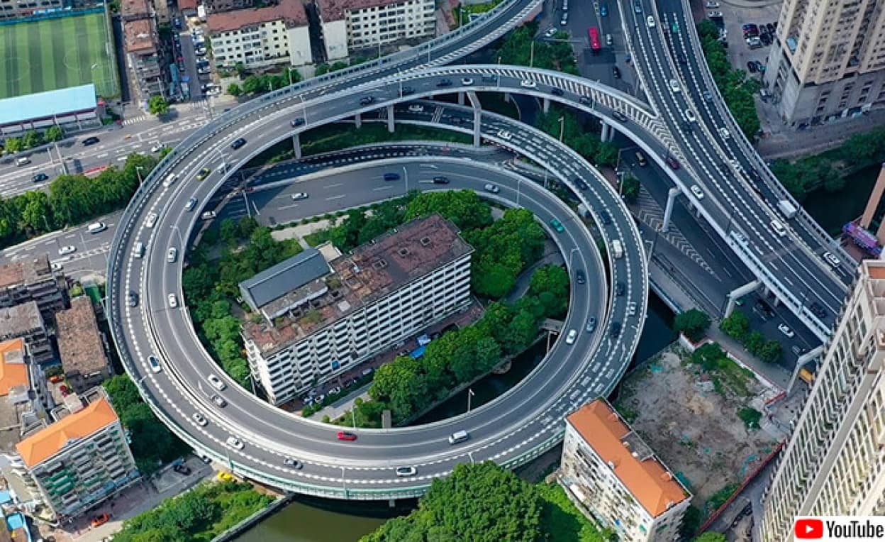 高速道路の真ん中に建つマンション