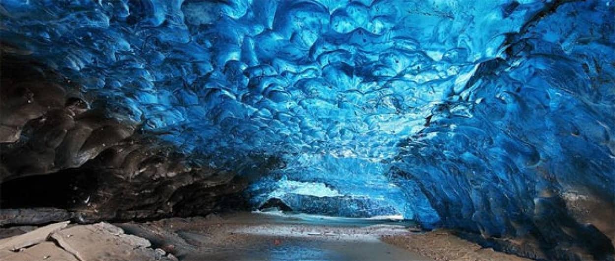 ひゃっこいひゃっこい アイスランド スカフタフェットルの氷の洞窟の瑞々しいクールブルー カラパイア ひゃっこいひゃっこい アイスランド スカフタフェットルの氷の洞窟の瑞々しいクールブルー カラパイア