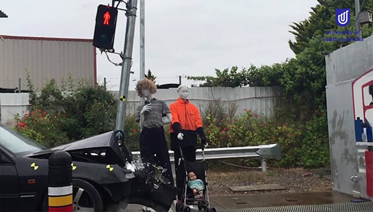 車の衝撃を吸収する信号機