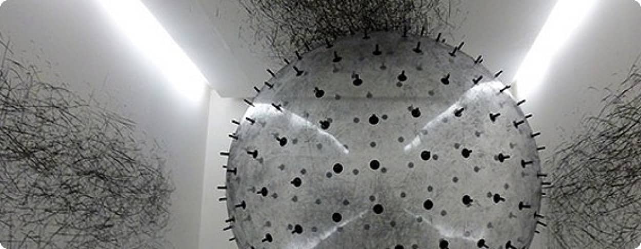 毛穴から出てきたヒゲが白い壁に毛のような模様を描くみたいに見える不気味系インスタレーション カラパイア