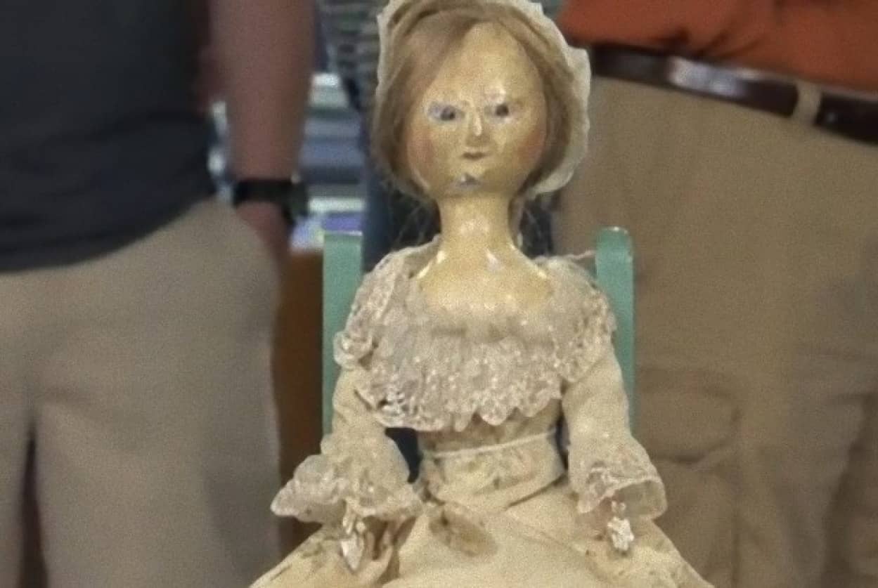 人毛が使用された古い人形がお宝鑑定番組に出品され驚愕の結末