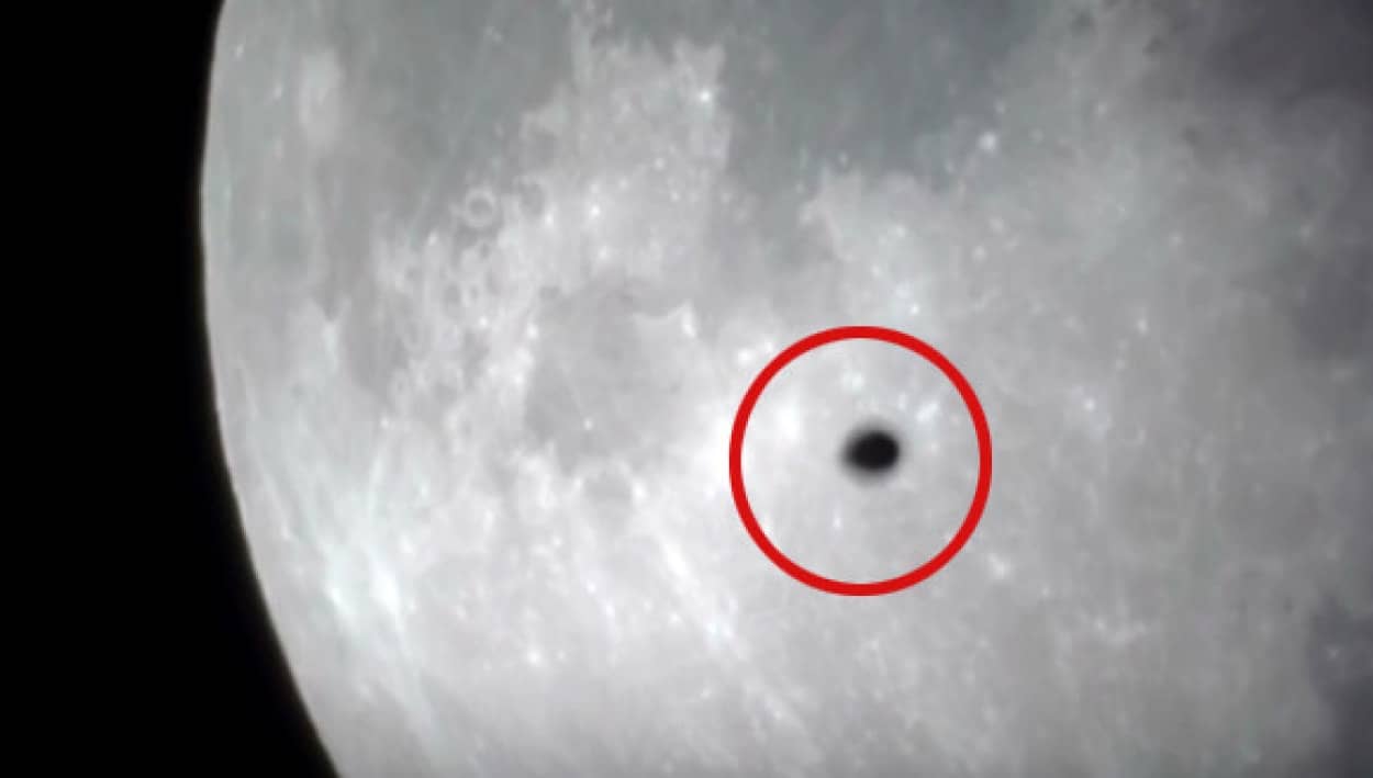 スーパームーンにおまけがついてた 月のまわりを凄い速度で飛んでいたufoが2体目撃される カラパイア スーパームーンにおまけがついてた 月のまわりを凄い速度で飛んでいたufoが2体目撃される カラパイア
