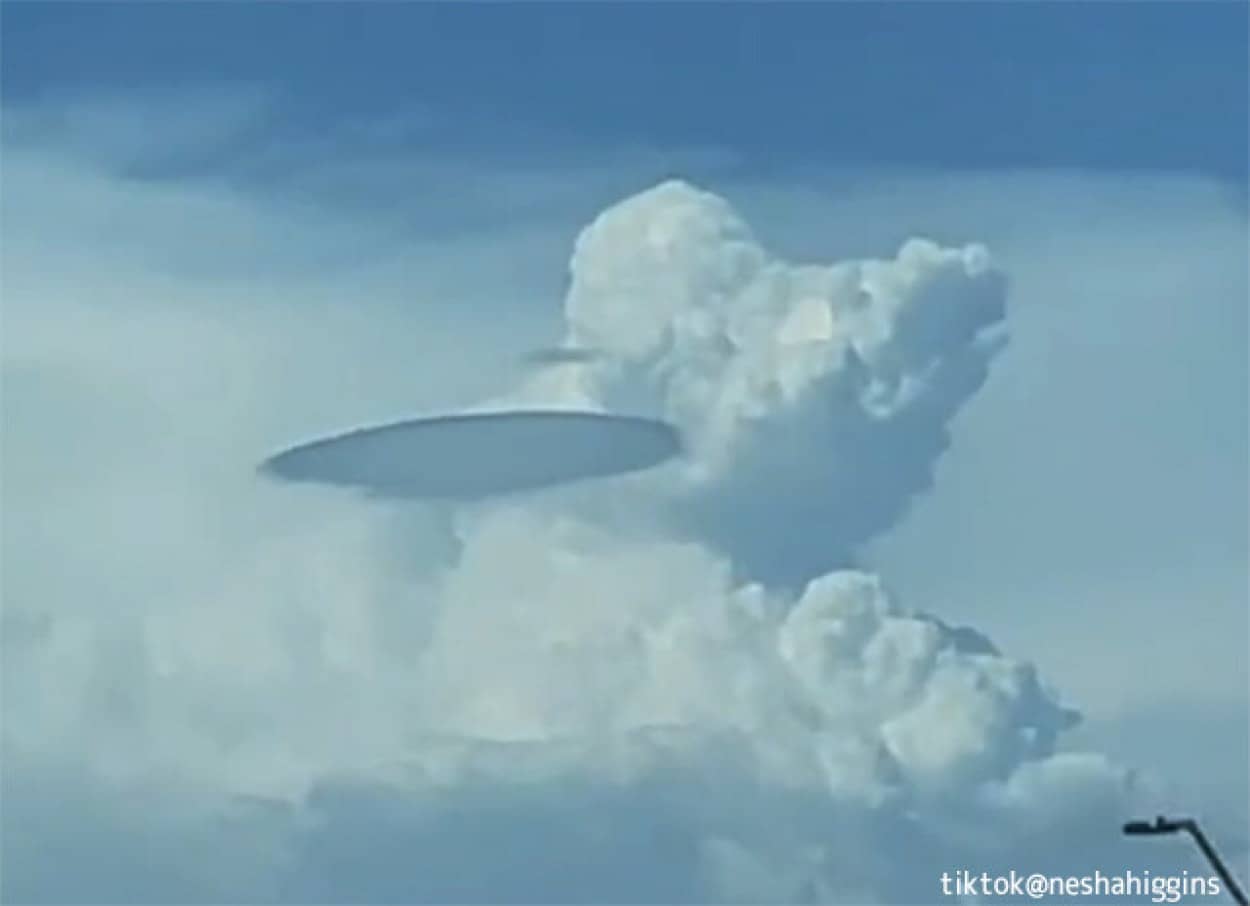 典型的なUFO型。雲間に浮かぶ巨大な円盤型の物体の正体は？