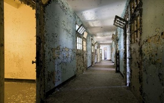 news_inside_abandoned_insane_asylum_08