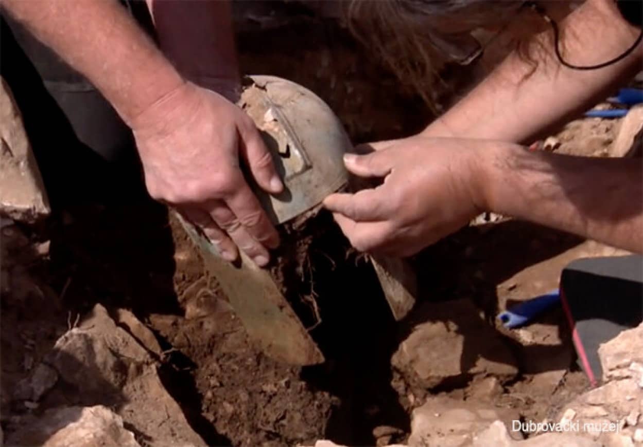 古代ギリシャ兵のヘルメットを発見