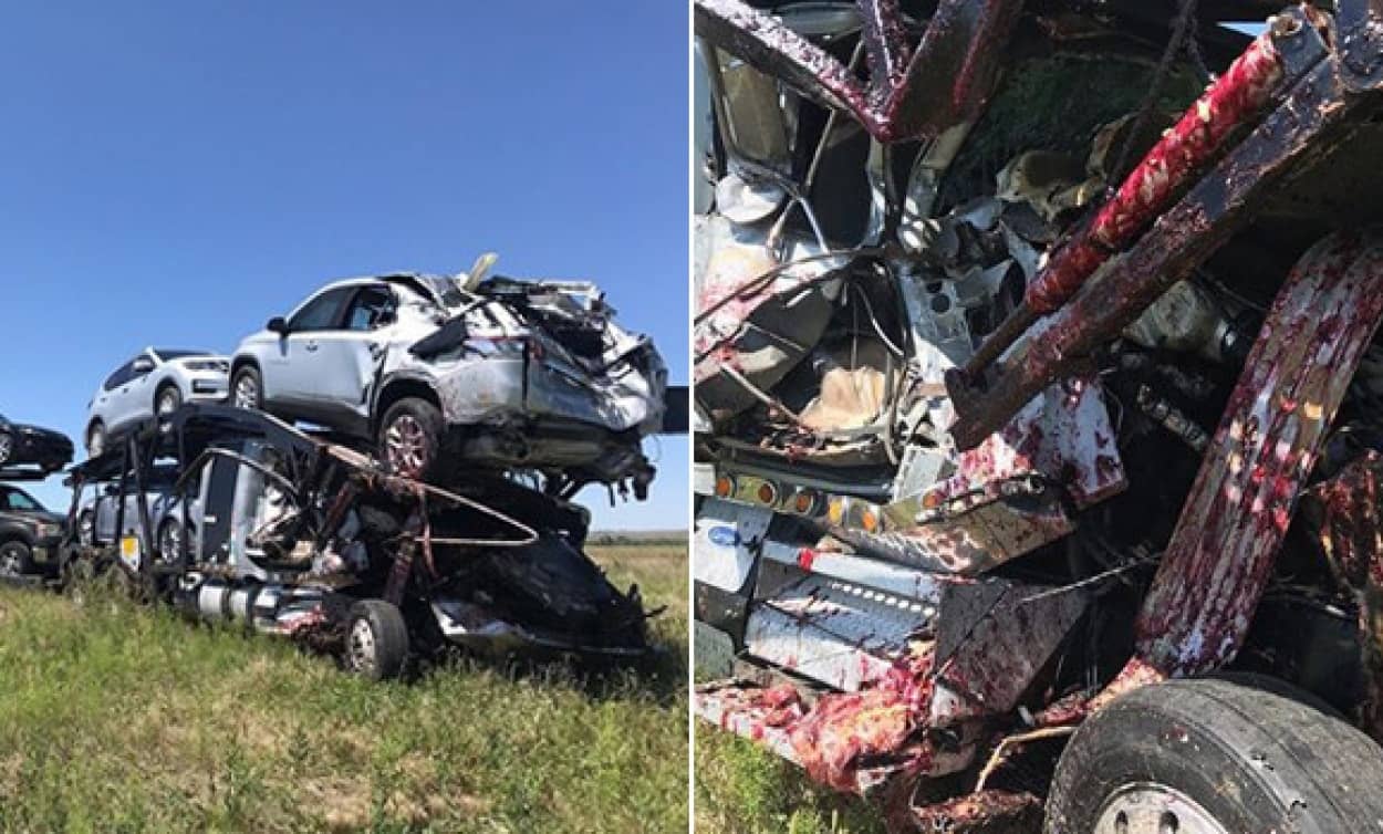 負傷者はいないのになぜ血しぶきのようなものが飛び散っているのか トラックと車両運搬車の衝突事故現場の謎 カラパイア