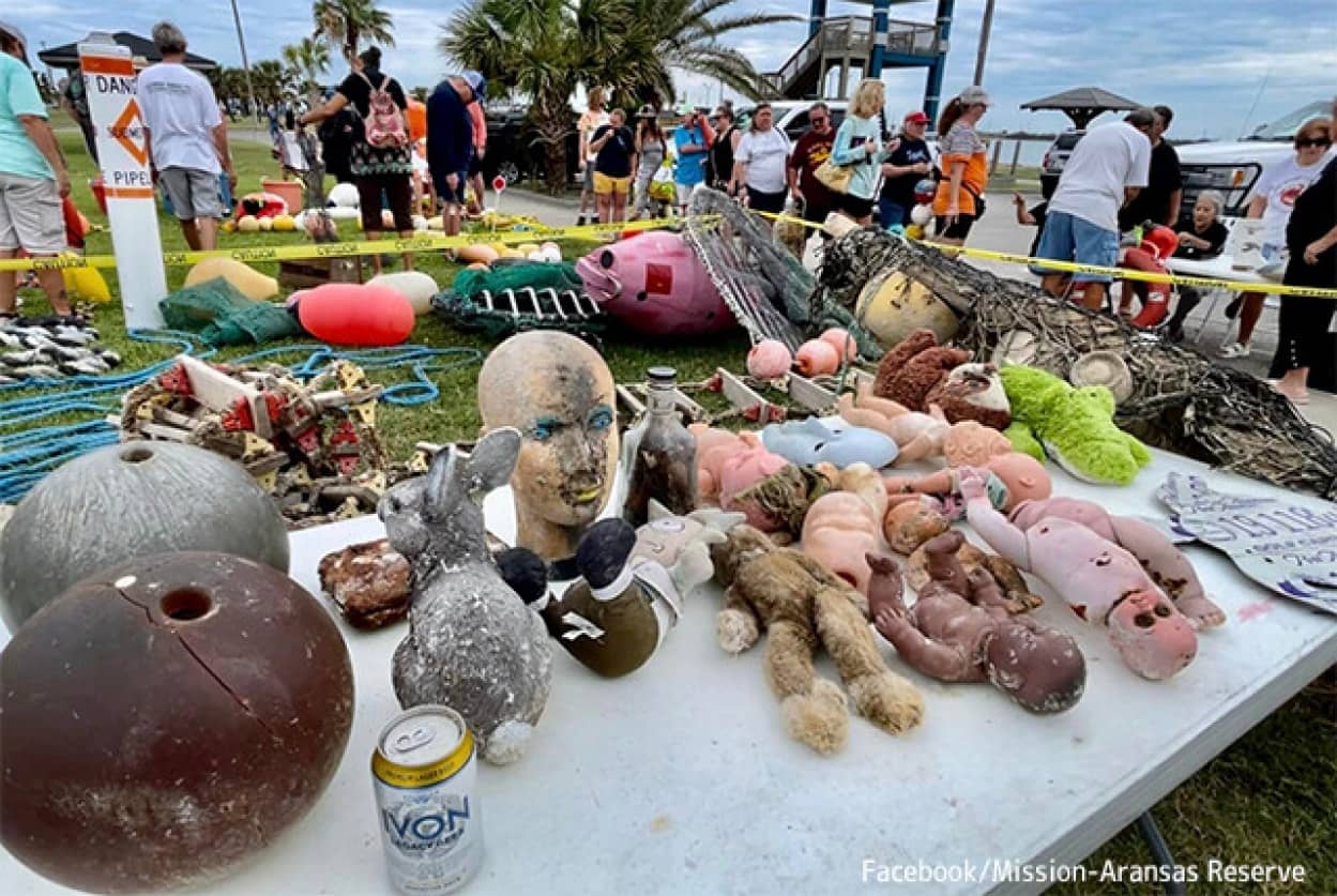 そういうマニアもいるわけで。浜辺に流れ着いた不気味グッズを売りウミガメ保護基金に寄付する活動