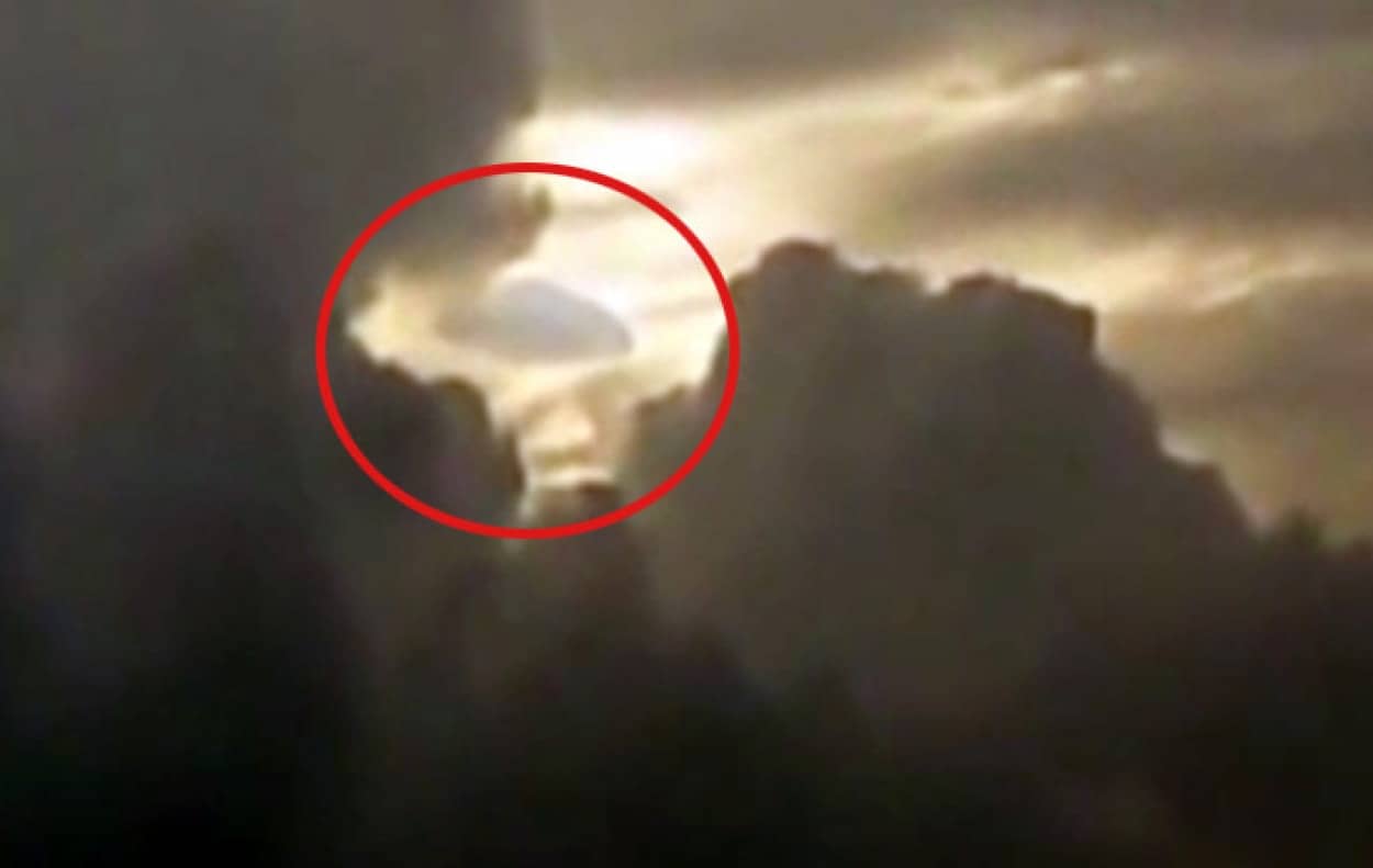 雲に擬態したufoなのか 雲の隙間を移動する円盤状の物体 カラパイア