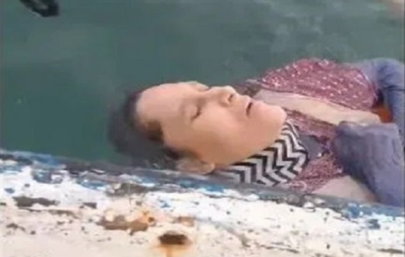 海で漂流していた女性が救助される