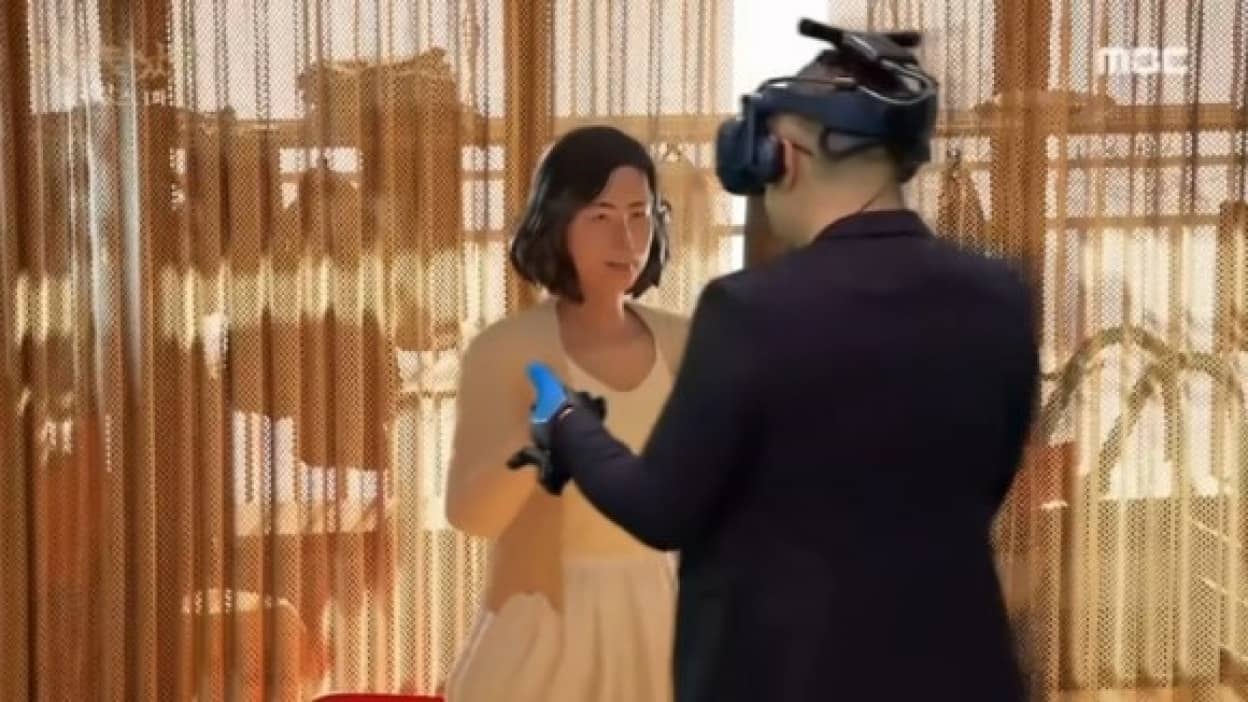 VRで亡き妻と再会、泣きながらダンスを踊る夫