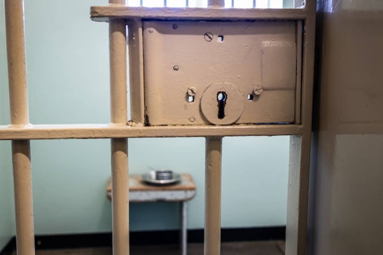 罪を犯さず刑務所に入りたい男性が刑務所前で懇願