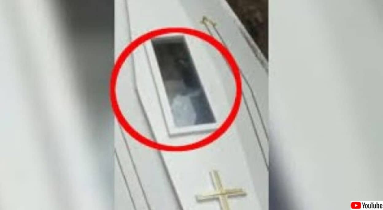 お棺の中で遺体が動く