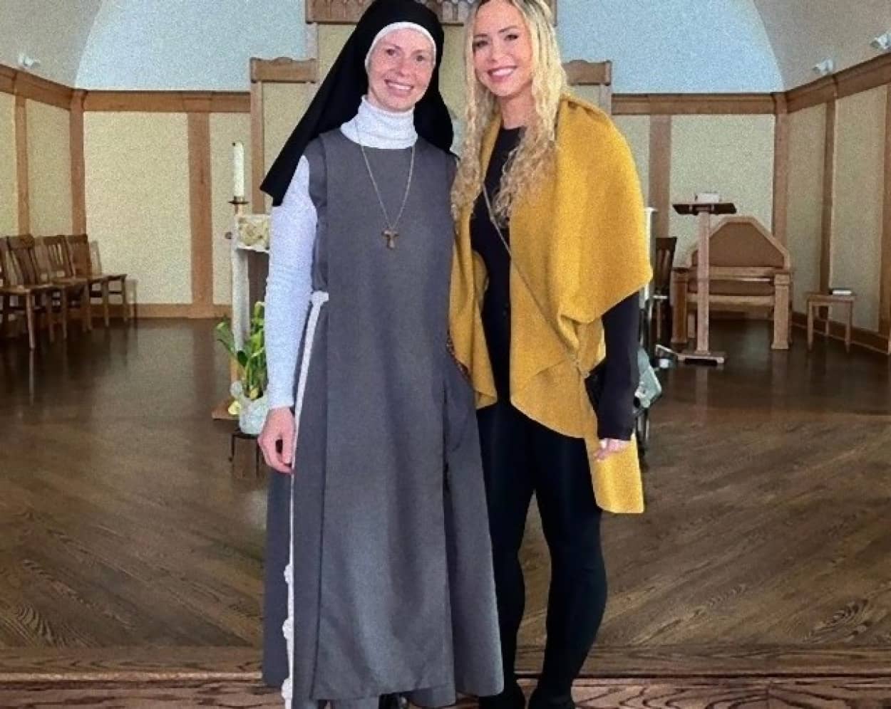 双子の姉妹、1人は修道女となったが人生を謳歌している