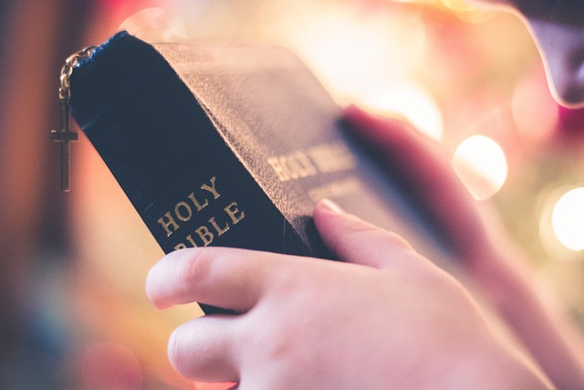 ユタ州の小中学校で聖書を禁書とした件の続編。強い批判を受け禁止措置を撤回