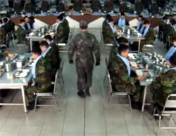 軍隊の規律 直角に手を動かし食事を食べる韓国空軍 直角食事 の映像が話題に カラパイア