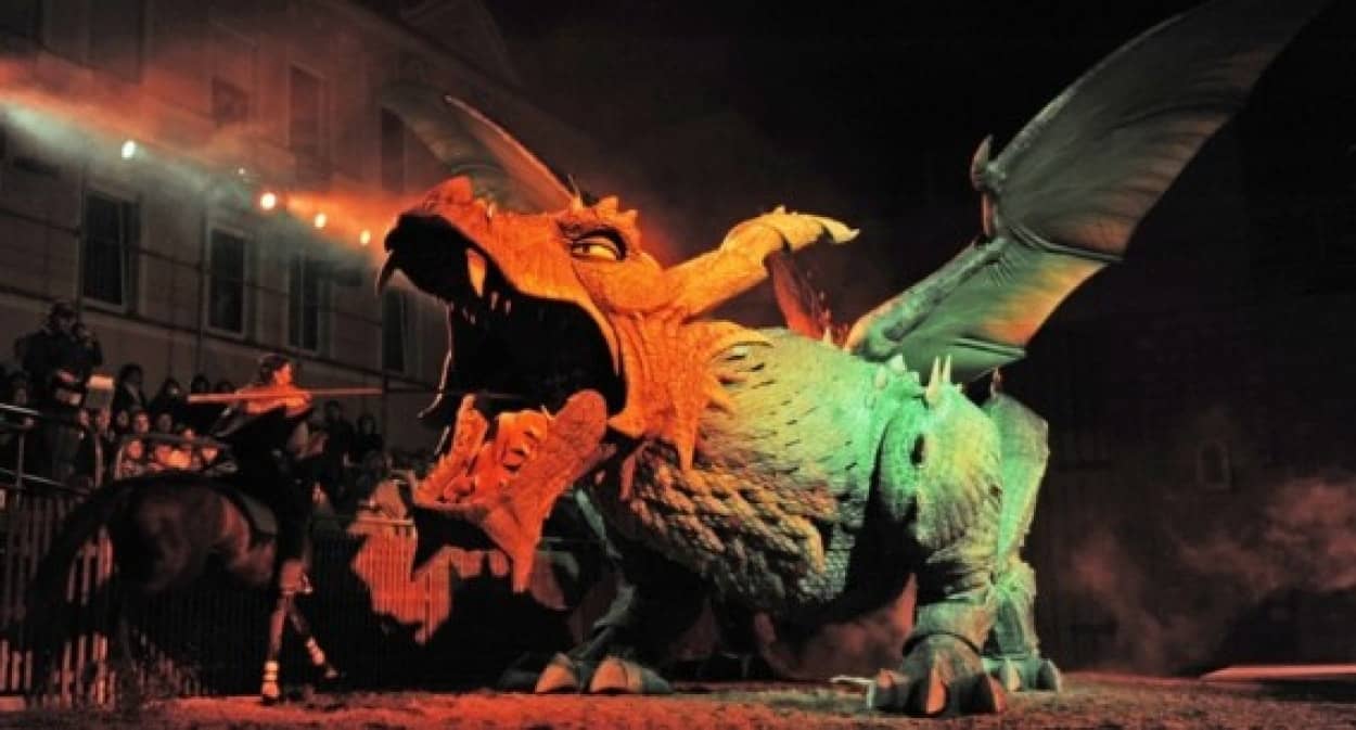 世界最大の火を噴くアニマトロニクス恐竜 トラディーノ がドイツにお目見え カラパイア