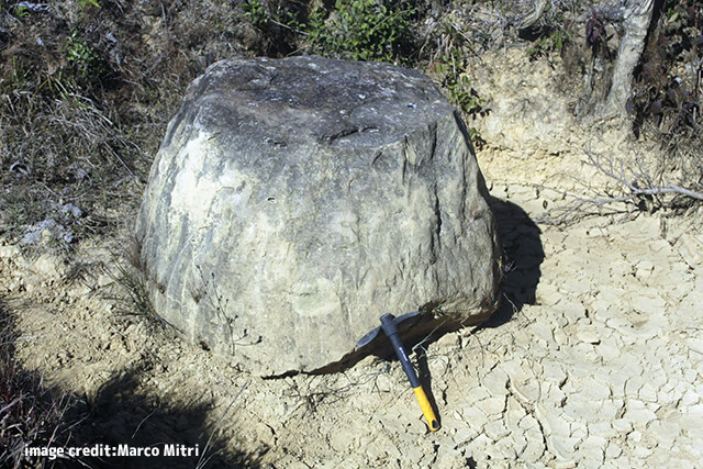 インドで発見された未知の遺跡に巨大な石壺