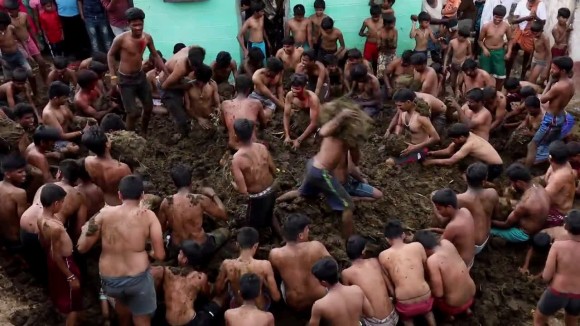 牛糞を投げあい牛糞にまみれる インド伝統行事 ディワリ祭 カラパイア 牛糞を投げあい牛糞にまみれる インド伝統行事 ディワリ祭 カラパイア