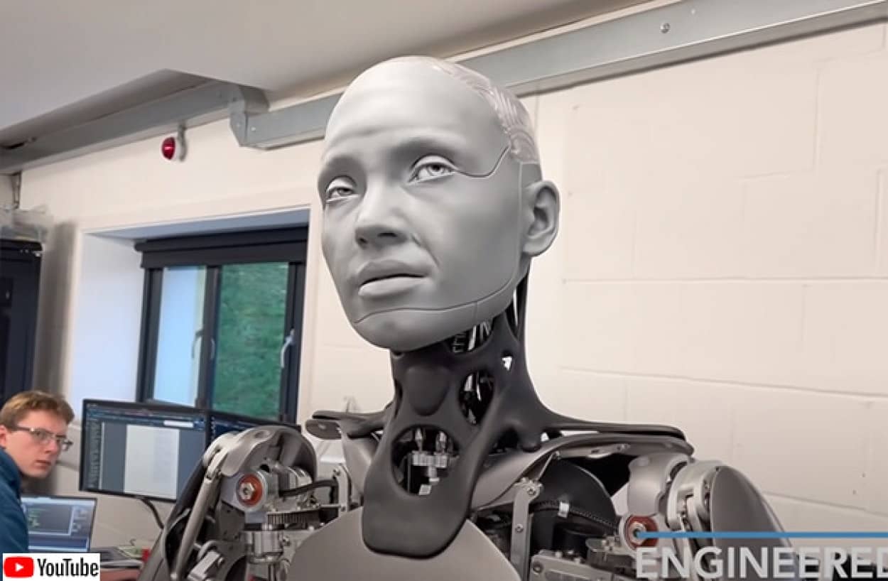 リアルな表情の新型ロボット